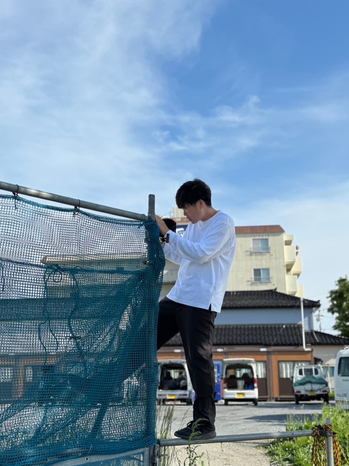 建築現場で撮影するSho建築士